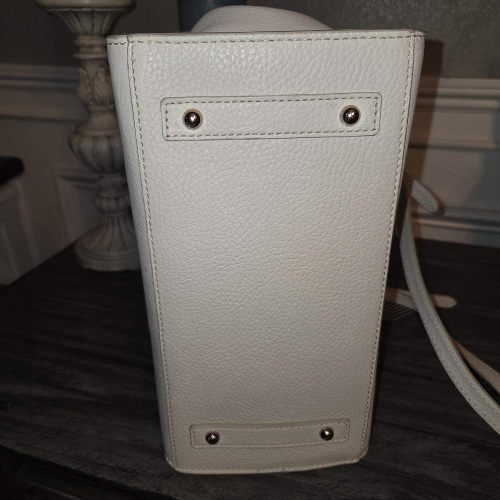 Dooney and Bourke Elegant Cream White Leather Satchel Wallet. - Picture 6 of 16